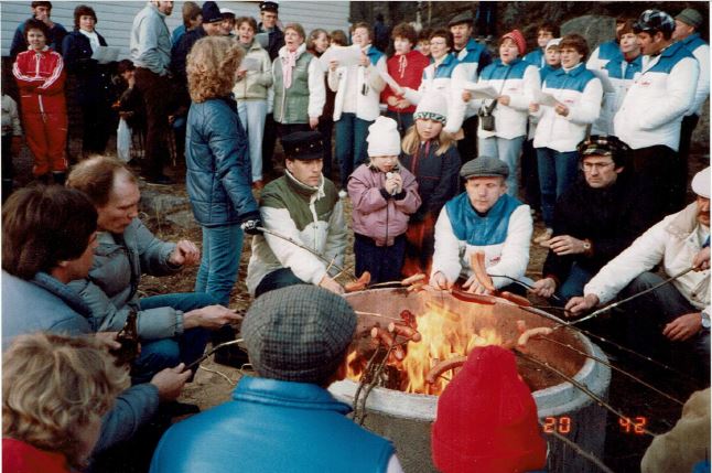 Paimion karavaanarit nuotiolla.
